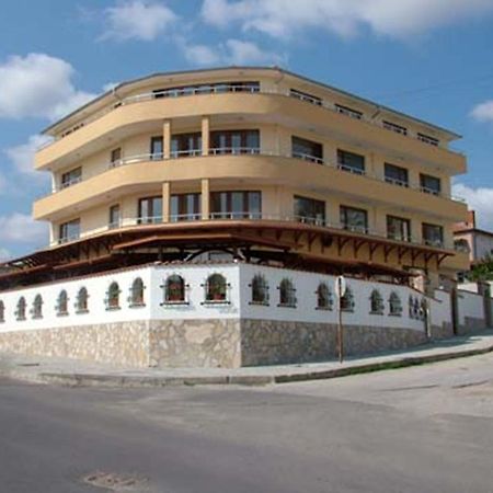 Family Hotel St. Constantine And Helena Ivaylovgrad Buitenkant foto