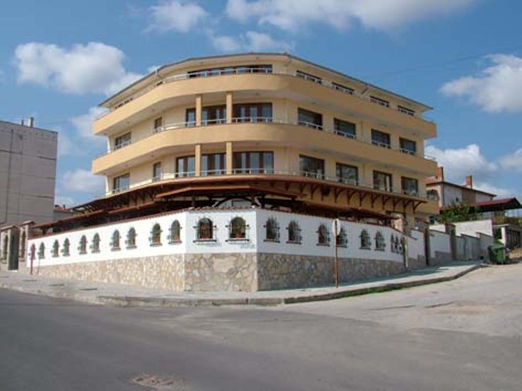Family Hotel St. Constantine And Helena Ivaylovgrad Buitenkant foto